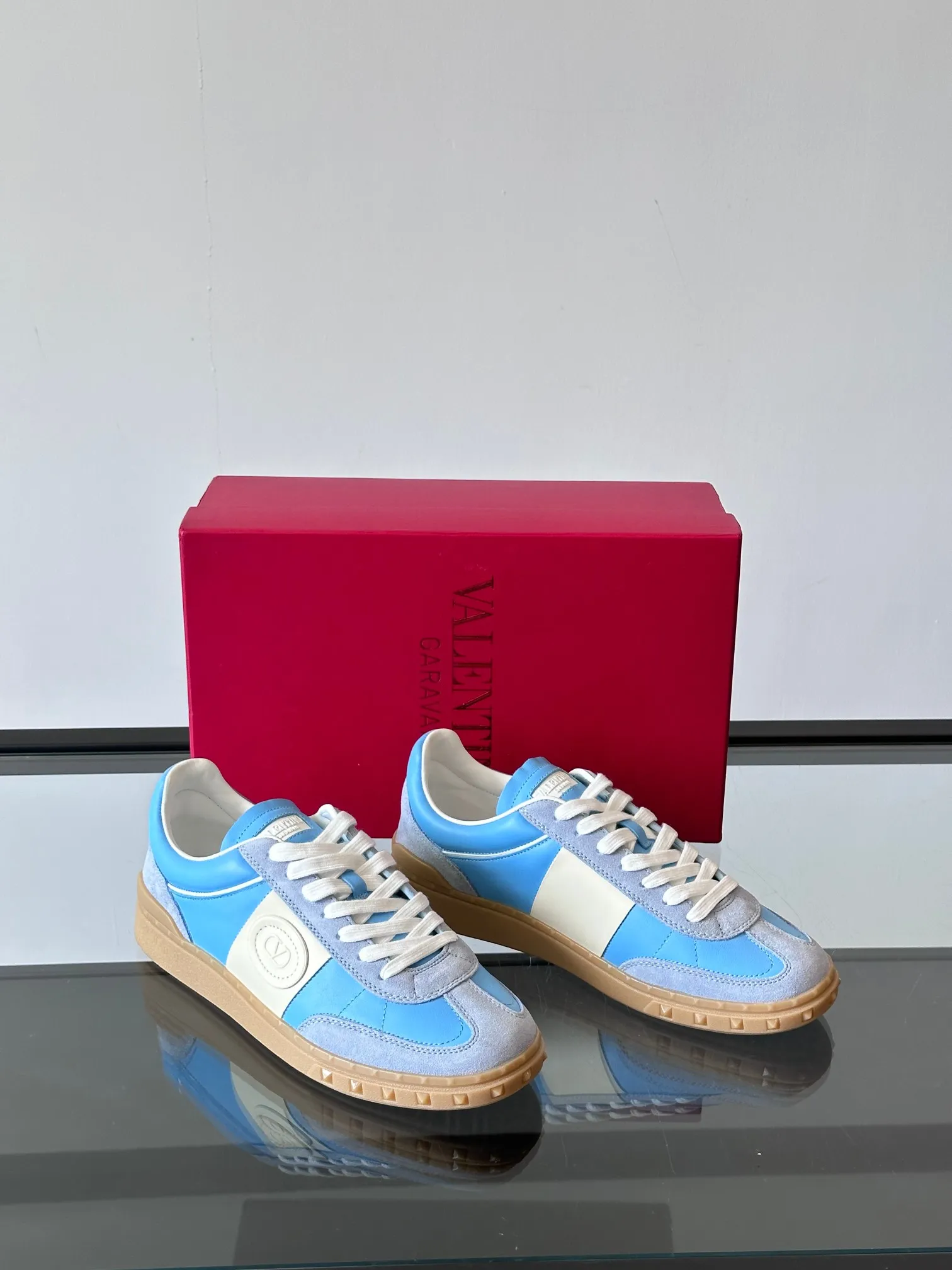 Factory price: 438💰Original quality, top version on the market VALENTINO (Valentino) latest fashion week catwalk [couples 👫 model], unique design, fashionable family specializes in slim feet🔥A fashion product of Baita [strong] Fabric: The toe is made of high mercerized triangular grain cowhide and A-grade full-grain cowhide, original lasting process Inner lining: cowhide lining + men's shoes 💰U hanging mesh feet, heels and tongues decorated with VaIentin* shallow relief oversized rivets Size: 38-44, customized 45